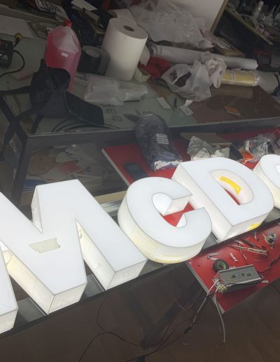 Insegna McDonalds Palermo in lavorazione - Lettere scatolate in plexiglas