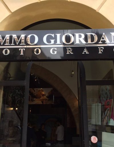 Mimmo Giordano Insegna per fotografo a Bagheria con lettere in rilievo in plexiglas specchiato