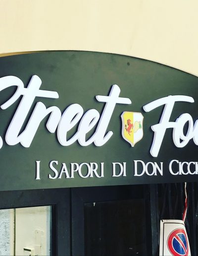 Street Food - insegna con lettere in rilievo (dettaglio)